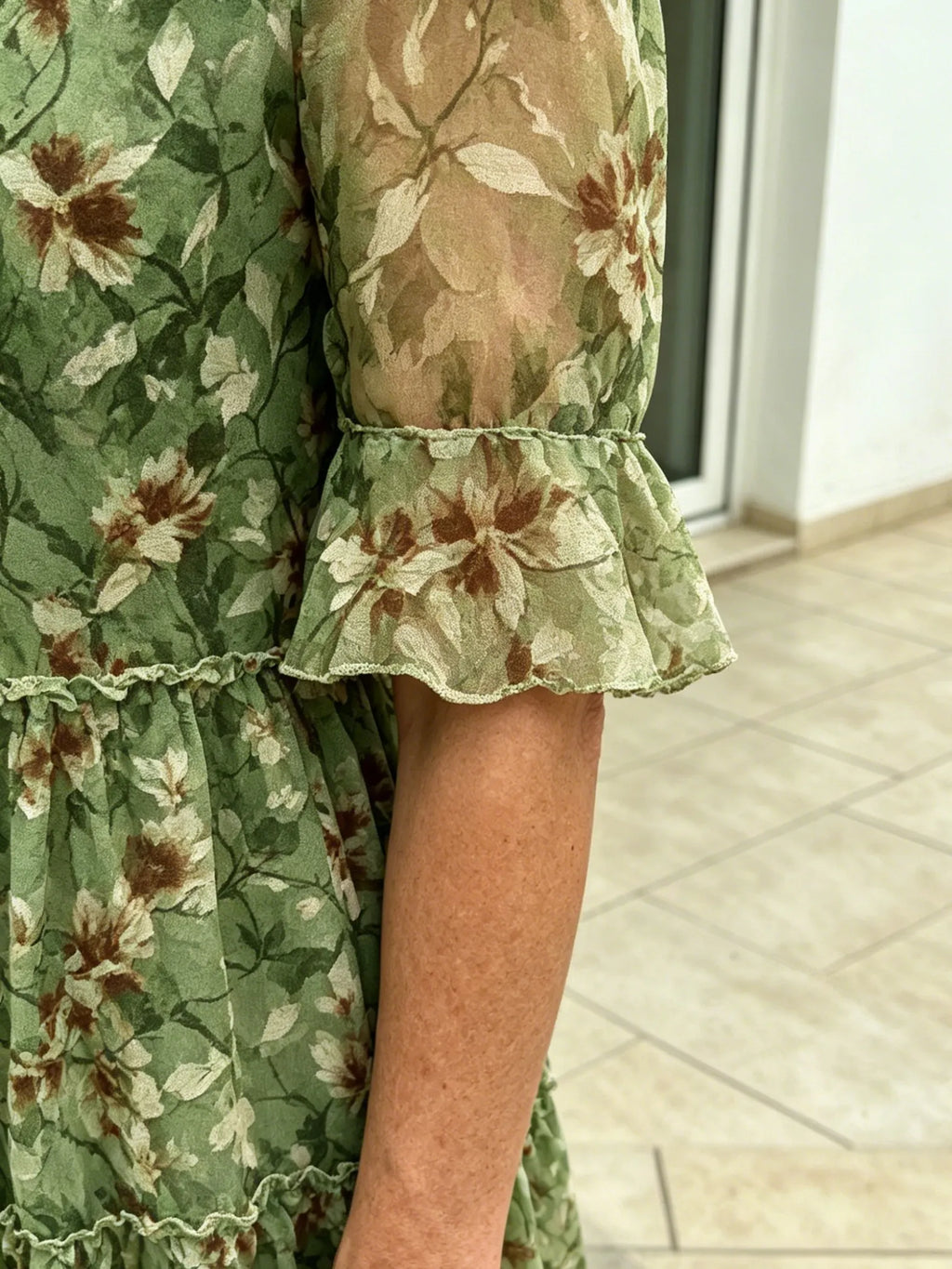 Green Floral Chiffon Tiered Midi Dress, V-Neck Frog Button Ruffle Short Sleeve Loose Casual Dress for Mature Women