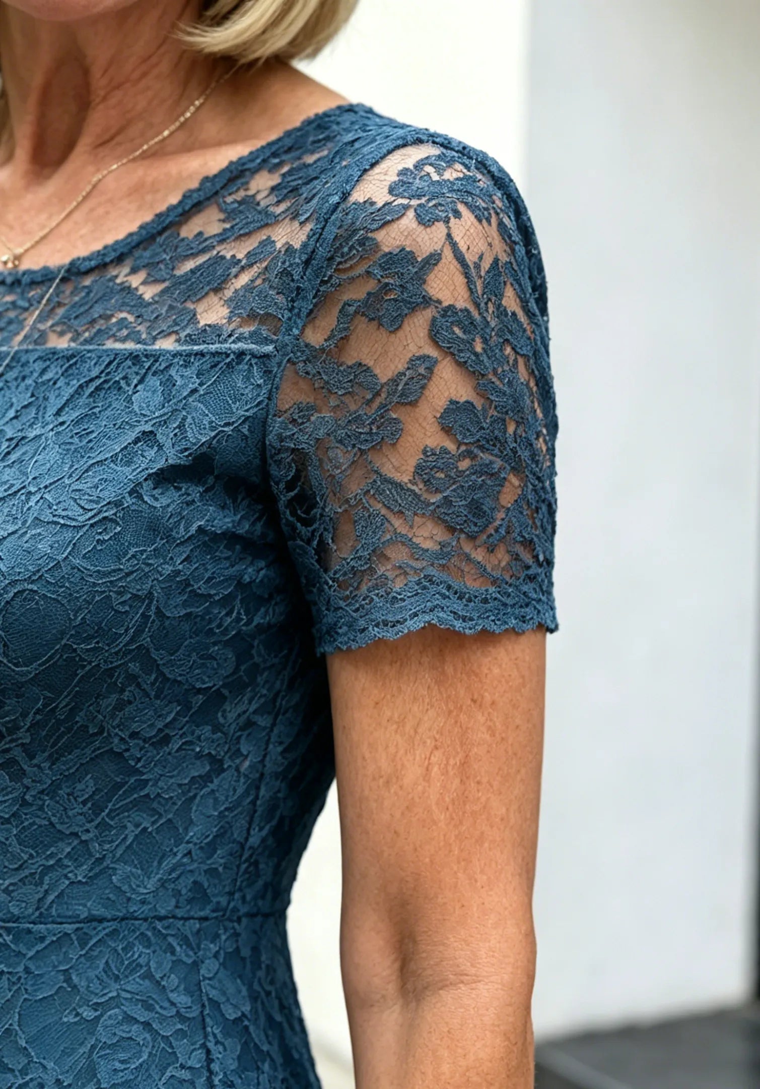 Black Short Sleeve Lace Midi Dress, Crew Neck Cut-Out A-Line Tummy Concealing Slimming Plus Size Dress for Mature Women