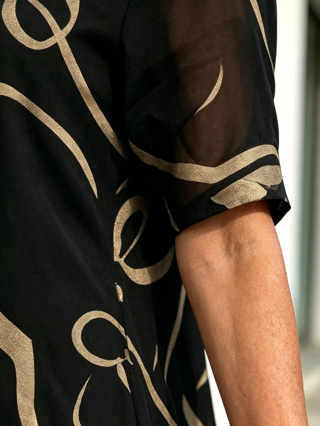 Black Abstract Print Chiffon Midi Dress, V-Neck Short Sleeve Loose Tummy Concealing Back Tie Vacation Dress for Mature Women